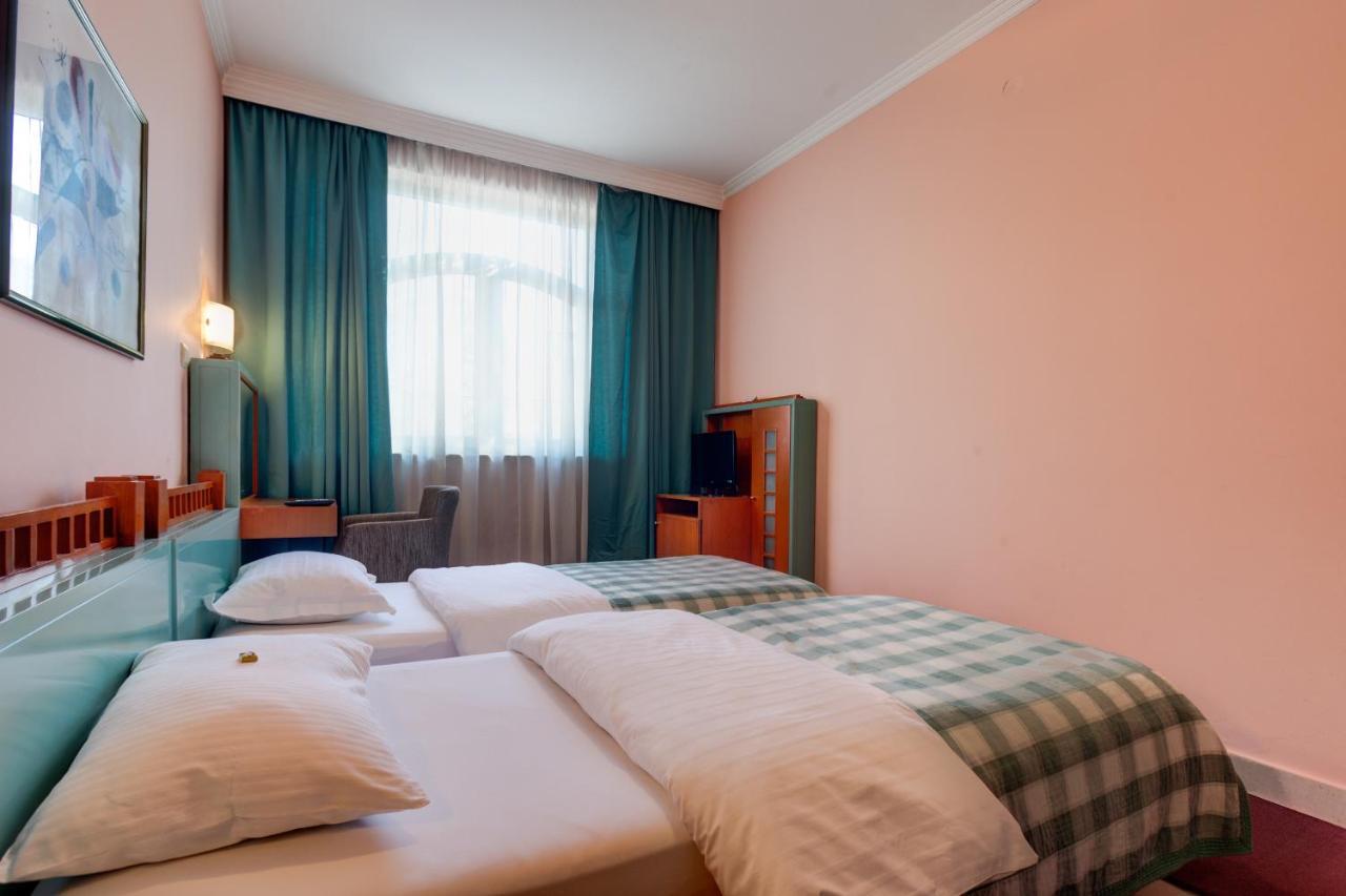 Hotel Eminent Podgorica Exterior photo